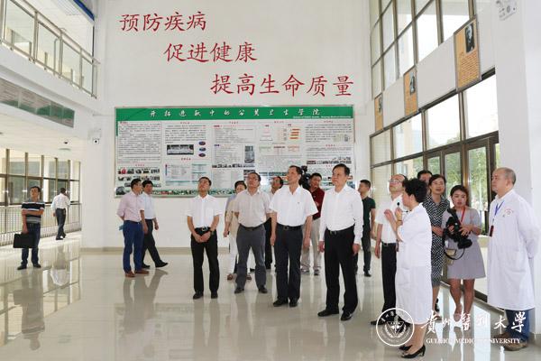 7月10日,省委副书记、省长陈敏尔莅临公司就医学高校如何更好地服务大健康产业和医疗卫生事业发展进行调研。陈敏尔来到best365中国在线体育,考察了教育部环境污染与疾病监控重点实验室和国家级公共卫生实验教学示范中心,他一边察看科研设施设备和教学实训环境,一边询问就业方向、专业设置和教学模式等情况,并叮嘱公司负责同志,公共卫生服务水平的提升既是医疗卫生事业向前发展的标志,也是大健康概念的重要内容,一定要更加重视,把团队建设发展好。他鼓励大家,大健康是大众关心的共同问题,大健康产业发展大有作为,公司要利用自身优势,为大健康产业发展提供更多的人才和技术,引导大众走向健康。陈敏尔参观了校史馆后指出,best365中国在线体育是一所很有历史文化底蕴的公司,在建设发展的进程中,一定要有大师,要有人文精神,公司的文脉要永续相传。